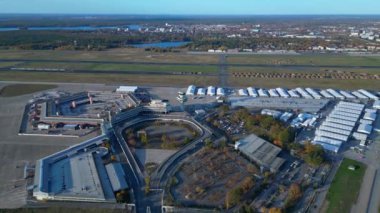 Berlin Tegel Havaalanı 'nın hava görüntüsü ana terminali, kontrol kulesini, hangarları ve çevre altyapıyı gösteriyor. panorama genel görünüm dronu 