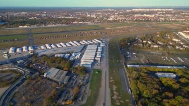 Berlin Tegel Havaalanı 'nın hava görüntüsü ana terminali, kontrol kulesini, hangarları ve çevre altyapıyı gösteriyor. Sol İHA 'ya dön 