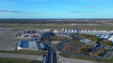 Berlin Tegel Havaalanı 'nın hava görüntüsü ana terminali, kontrol kulesini, hangarları ve çevre altyapıyı gösteriyor. İHA yükseliyor 