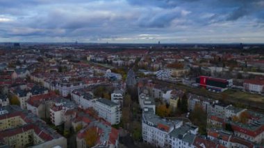 Berlin Steglitz 'in renkli binaların ve kasvetli bir sonbahar gününde bulutlu gökyüzünün bulunduğu havadan bir şehir. panorama genel görünüm dronu 