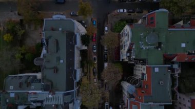 Berlin Steglitz 'in renkli binaların ve kasvetli bir sonbahar gününde bulutlu gökyüzünün bulunduğu havadan bir şehir. Drone 'u yukarı eğ 