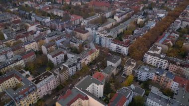 Berlin, Almanya 'daki bir konut binasındaki yangını söndürmeye çalışan itfaiyeciler, acil servislerin önemini gösteriyor. Yukarıdan insansız hava aracı görüntüleri 