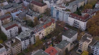 Berlin, Almanya 'daki bir konut binasındaki yangını söndürmeye çalışan itfaiyeciler, acil servislerin önemini gösteriyor. Yukarıdan insansız hava aracı görüntüleri 