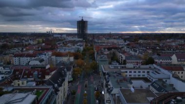 Berlin şehrinde Schlossstrasse Alışveriş Sokağı, binalar ve bulutlu bir gökyüzü var. hız rampası hiper hareket zaman aşımı 
