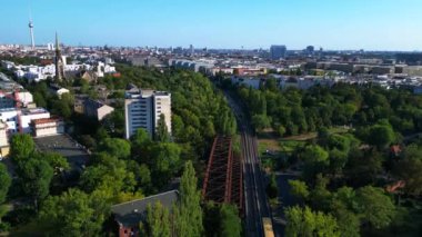 Sarı ve kırmızı tren Berlin 'deki metal köprüden geçiyor. Arka planda ikonik televizyon kulesi var, Almanya. hız rampası hiper hareket zaman aşımı 