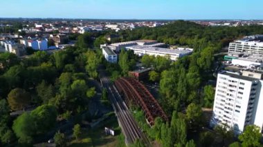 Berlin 'deki Liesenbrucke Köprüsü' nün havadan görünüşü demiryolu raylarını, duvar yazılarını, ağaçları ve çevresindeki kentsel manzarayı gösteriyor. hız rampası hiper hareket zaman aşımı 