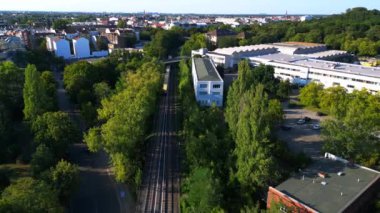 Sarı ve kırmızı tren Berlin 'deki metal köprüden geçiyor. Arka planda ikonik televizyon kulesi var, Almanya. hız rampası hiper hareket zaman aşımı 