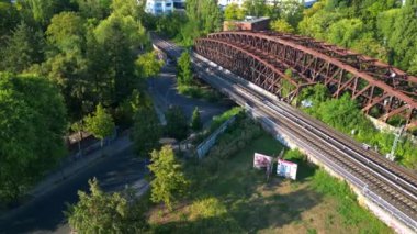 Berlin 'deki Liesenbrucke Köprüsü' nün havadan görünüşü demiryolu raylarını, duvar yazılarını, ağaçları ve çevresindeki kentsel manzarayı gösteriyor. İHA 'yı çek 