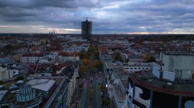 Berlin şehrinde Schlossstrasse Alışveriş Sokağı, binalar ve bulutlu bir gökyüzü var. uçuş üstü insansız hava aracı 