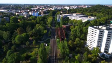 Berlin 'deki Liesenbrucke Köprüsü' nün havadan görünüşü demiryolu raylarını, duvar yazılarını, ağaçları ve çevresindeki kentsel manzarayı gösteriyor. uçuş üstü insansız hava aracı 