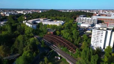 Berlin 'deki Liesenbrucke Köprüsü' nün havadan görünüşü demiryolu raylarını, duvar yazılarını, ağaçları ve çevresindeki kentsel manzarayı gösteriyor. geniş yörünge görünümü dronu 