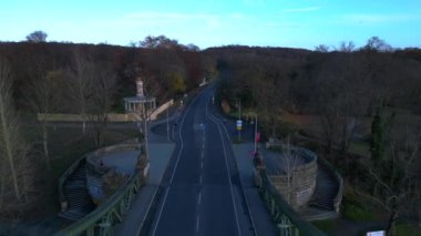 Glienicke Köprüsü 'nün Potsdam ve Berlin arasında uzanan havadan görünüşü, sonbahar yaprakları ve mavi gökyüzü. hız rampası hiper hareket zaman aşımı 