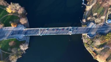 Glienicker Köprüsü 'nü geçen arabaların sonbaharda Havel nehri üzerindeki hava görüntüsü. hız rampası hiper hareket zaman aşımı 