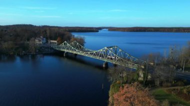 Glienicke Ajan Bridge, Potsdam ve Berlin 'i Havel River, Almanya' ya bağlıyor. panorama genel görünüm dronu 