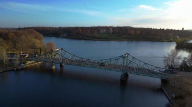 Glienicker Köprüsü, Potsdam, Almanya 'daki Babelsberg Kalesi ile Havel Nehri' ni geçiyor. panorama genel görünüm dronu 