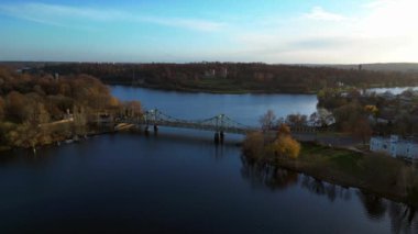 Glienicker Köprüsü, Potsdam, Almanya 'daki Babelsberg Kalesi ile Havel Nehri' ni geçiyor. Yukarıdan insansız hava aracı görüntüleri 