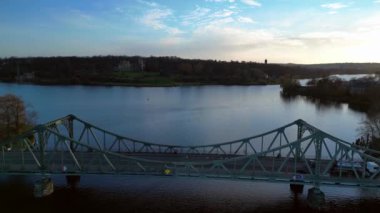 Glienicker Köprüsü, Potsdam, Almanya 'daki Babelsberg Kalesi ile Havel Nehri' ni geçiyor. İHA alçalıyor 