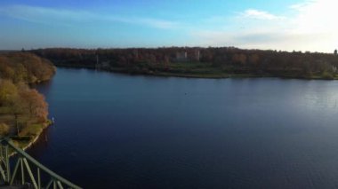 Glienicker Köprüsü, Potsdam, Almanya 'daki Babelsberg Kalesi ile Havel Nehri' ni geçiyor. uçuş üstü insansız hava aracı 
