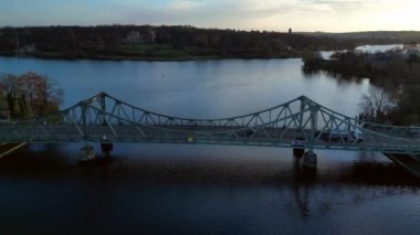 Glienicker Köprüsü, Potsdam, Almanya 'daki Babelsberg Kalesi ile Havel Nehri' ni geçiyor. uçuş üstü insansız hava aracı 