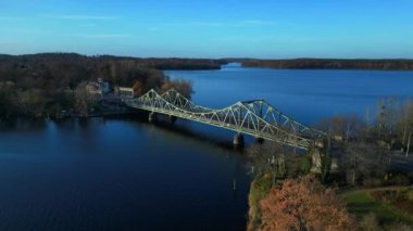 Glienicke Ajan Bridge, Potsdam ve Berlin 'i Havel River, Almanya' ya bağlıyor. panorama genel görünüm dronu 