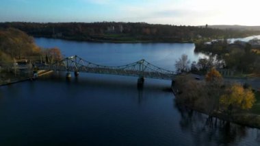 Glienicker Köprüsü, Potsdam, Almanya 'daki Babelsberg Kalesi ile Havel Nehri' ni geçiyor. panorama yörünge dronu 