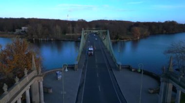 Glienicke Köprüsü 'nün Potsdam ve Berlin arasında uzanan havadan görünüşü, sonbahar yaprakları ve mavi gökyüzü. uçuş üstü insansız hava aracı 