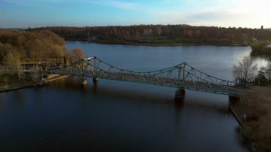 Glienicker Köprüsü, Potsdam, Almanya 'daki Babelsberg Kalesi ile Havel Nehri' ni geçiyor. panorama genel görünüm dronu 