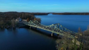 Glienicke Ajan Bridge, Potsdam ve Berlin 'i Havel River, Almanya' ya bağlıyor. uçuş üstü insansız hava aracı 