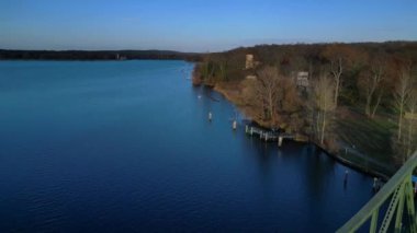 Havel nehrinin üzerindeki glienicke köprüsünün renkli bir sonbahar günbatımında üzerinde arabalar geziniyor. uçuş üstü insansız hava aracı 