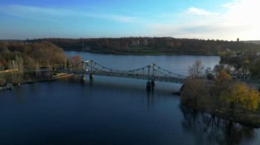 Glienicker Köprüsü, Potsdam, Almanya 'daki Babelsberg Kalesi ile Havel Nehri' ni geçiyor. İticileri ileri çalıştır 