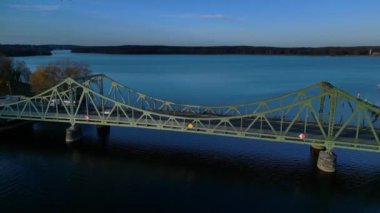 Glienicke Ajan Bridge, Potsdam ve Berlin 'i Havel River, Almanya' ya bağlıyor. panorama yörünge dronu 