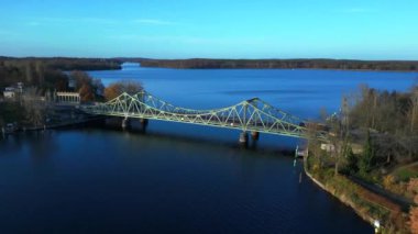 Glienicke Ajan Bridge, Potsdam ve Berlin 'i Havel River, Almanya' ya bağlıyor. geniş yörünge görünümü dronu 