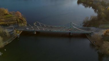 Glienicke Ajan Bridge, Potsdam ve Berlin 'i Havel River, Almanya' ya bağlıyor. Yukarıdan aşağıya doğru uçur 