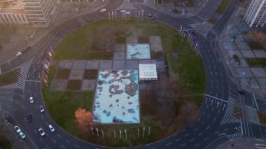 Berlin 'deki Ernst Reuter Platz, Almanya' da altın saat boyunca arabalar sürüyordu. hız rampası hiper hareket zaman aşımı 