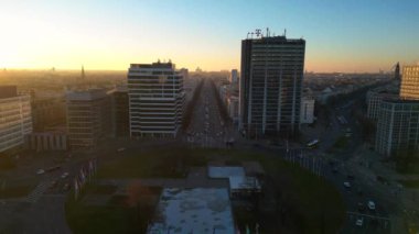 Berlin 'deki Ernst Reuter Platz, Almanya' da altın saat boyunca arabalar sürüyordu. uçuş üstü insansız hava aracı 