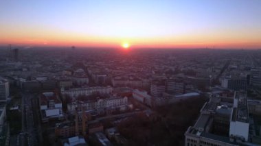 Berlins ufuk çizgisi aşağıdaki işlek yolda akan hareketli bir günbatımıyla aydınlanıyor. hız rampası hiper hareket zaman aşımı 