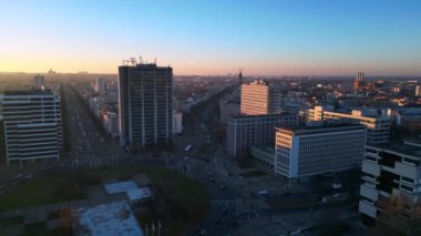 Berlin 'deki Ernst Reuter Platz, Almanya' da altın saat boyunca arabalar sürüyordu. panorama genel görünüm dronu 