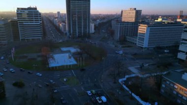 Berlin 'deki Ernst Reuter Platz, Almanya' da altın saat boyunca arabalar sürüyordu. Yukarıdan aşağıya doğru uçur 