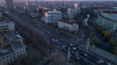 Gün batımında Berlin caddesindeki köprüdeki arabaların hava manzarası. Yukarıdan aşağıya doğru uçur 