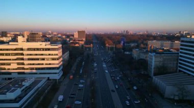 Berlin Teknoloji Üniversitesi 'nin 17. katmandaki hava görüntüsü. Juni gün batımında, Almanya. doly sağ drone 