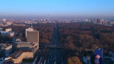 Berlin Teknoloji Üniversitesi 'nin 17. katmandaki hava görüntüsü. Juni gün batımında, Almanya. hız rampası hiper hareket zaman aşımı 