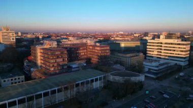 Berlin Teknoloji Üniversitesi 'nin 17. katmandaki hava görüntüsü. Juni gün batımında, Almanya. Yukarıdan insansız hava aracı görüntüleri 