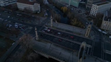 Berlin arabalarının köprüdeki görüntüsü, altın saat günbatımında şehir manzarası. Drone 'u yukarı eğ 
