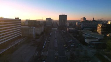 Berlin Teknoloji Üniversitesi 'nin 17. katmandaki hava görüntüsü. Juni gün batımında, Almanya. statik üç ayaklı insansız hava aracı 