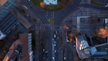 Berlin 'deki Ernst Reuter Platz, Almanya' da altın saat boyunca arabalar sürüyordu. dikey kuş bakışı dron 