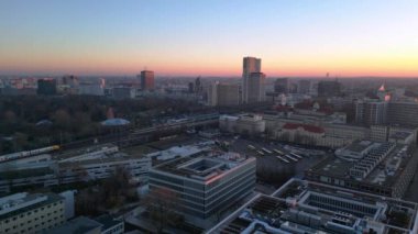 Berlin zoolojik bahçesinin, demiryollarının ve şehir manzarasının altın saat günbatımında görüntüsü. statik üç ayaklı insansız hava aracı 