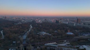 Berlin zoolojik bahçesinin, demiryollarının ve şehir manzarasının altın saat günbatımında görüntüsü. Sol İHA 'ya dön 