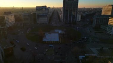 Berlin 'deki Ernst Reuter Platz, Almanya' da altın saat boyunca arabalar sürüyordu. panorama genel görünüm dronu 