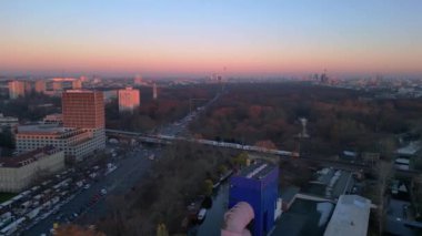 Berlin zoolojik bahçesinin, demiryollarının ve şehir manzarasının altın saat günbatımında görüntüsü. Sağ drona döndür 