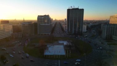 Berlin 'deki Ernst Reuter Platz, Almanya' da altın saat boyunca arabalar sürüyordu. İHA alçalıyor 